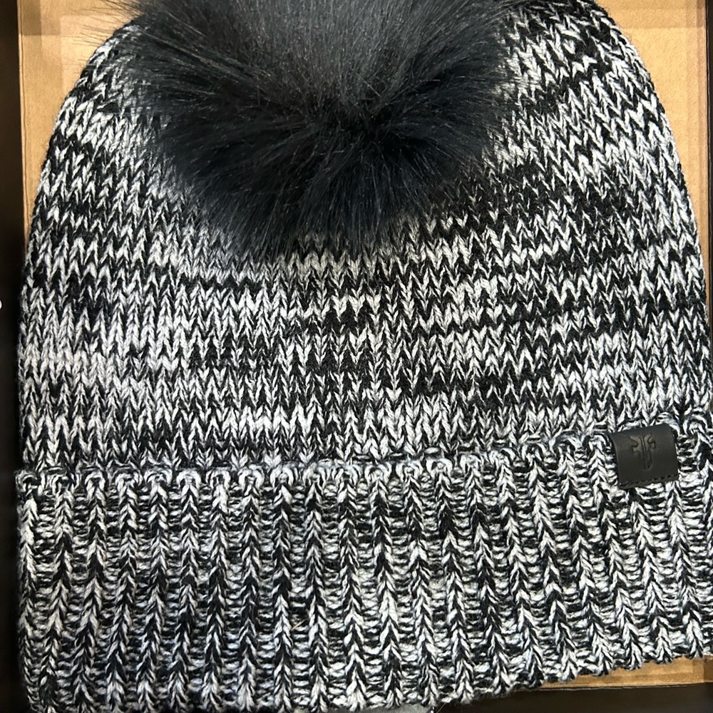 New in box Women’s FRYE Marled Beanie Pom Hat & Leather Card Case Gift Set